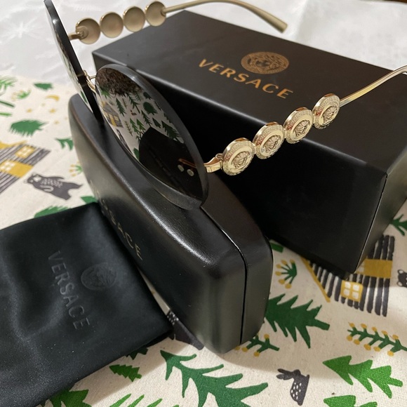 Versace sunglasses ,excellent condition. - Picture 3 of 3